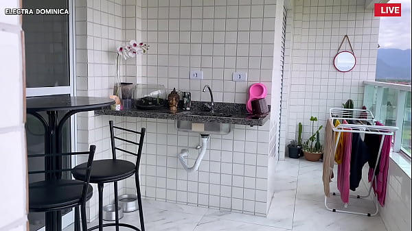 Contratei essa empregada, ela é mais gostosa pessoalmente, esse shorts socado é um tesão, fiquei excitado