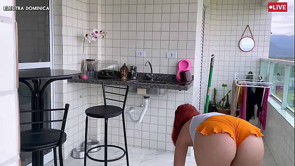 Contratei essa empregada, ela é mais gostosa pessoalmente, esse shorts socado é um tesão, fiquei excitado