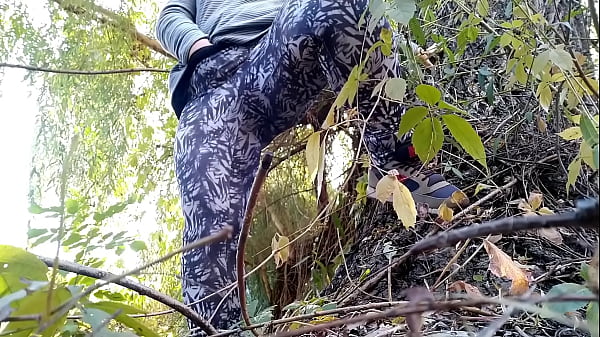 Érett anya kutyapózban dögöl kint a szabadban