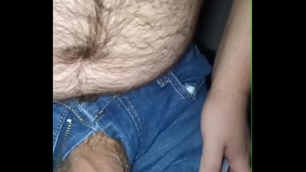 Orosz férfi nagy fenekét emelve izgatja magát kanos módon