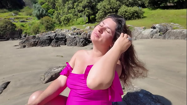 Milf's Tits suddenly Fell Out of her Swimsuit on the Beach