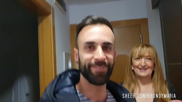 El Cornudo De Mi Marido Me Pilló Con Otro Con Una Polla de 25 Cm y Después Se Unió El...