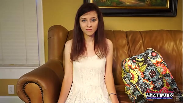 A gostosa e magrinha Katie Walls adora chupar e cavalgar um pau grande e duro!