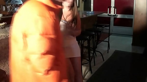 Mi Novio No Me Folla. Estoy muy caliente y me voy a Follar al Repartidor que trae la mercancía a mi Trabajo