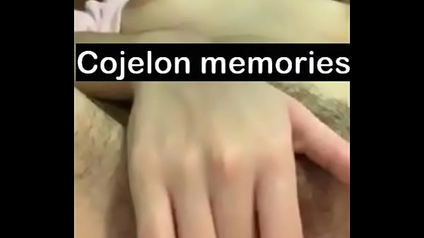 Felizgult kislány élvezetig masztizik