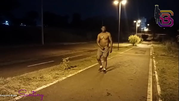 Brigou com o marido e disse que o primeiro que ela visse ia chupar o pau, dito e feito a puta da Bruna Santiny mamou um cara na praça