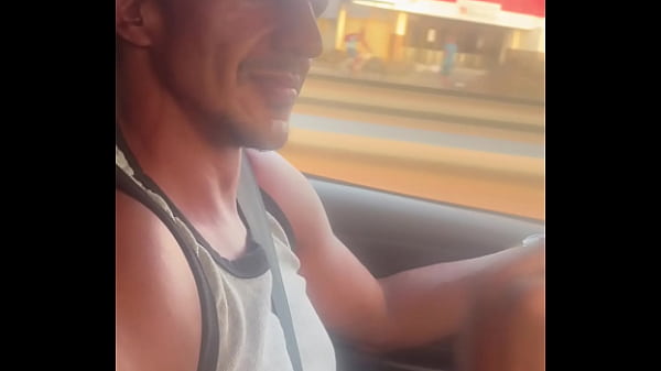 Resenha de putaria na rua acaba em fudelância no carro em movimento.