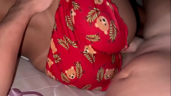 Esposa sedenta por pica vai pra cama com shortinho curto pra provocar o marido