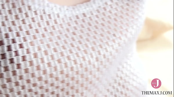 網目の、お尻丸出しのデニムパンツ、ビッチが指で乳首を隠す