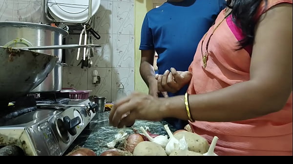 १८ साल की फूल जैसी लड़की को उसके हरामी जीजा ने अपने बीबी के सामने चोद चोद कर रुला दिया