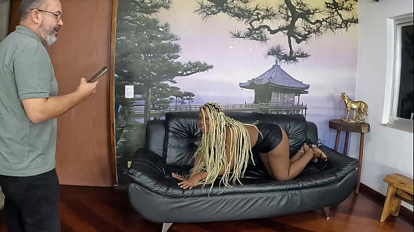 Mulata da bunda gigante faz a festa na mansão por trás das câmeras