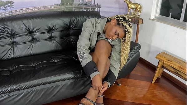 Mulata da bunda gigante faz a festa na mansão por trás das câmeras