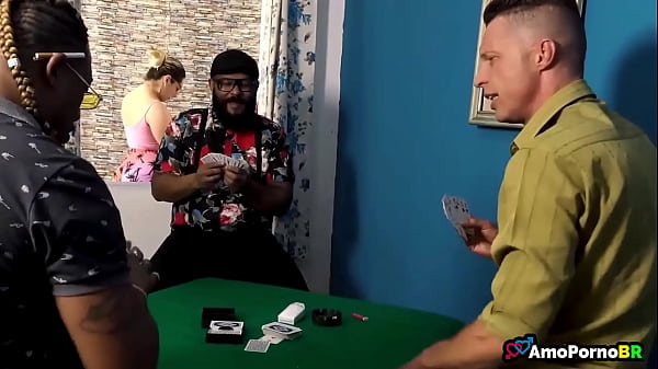 O Amigo do Meu Marido Ficou socando minha garganta e no meu Útero, lá no banheiro enquanto meu marido jogava baralho