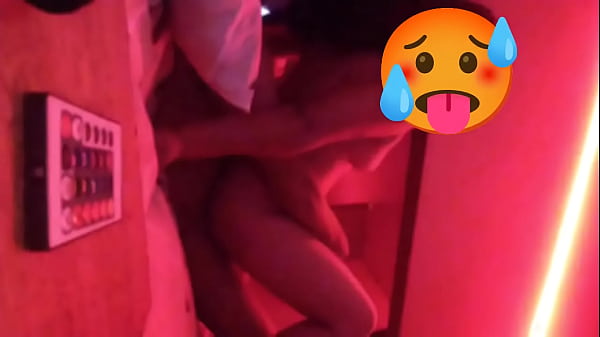 AMIGO DE MI ESPOSO ME LLAVA A UN HOTEL DESPUES DE FIESTA Y ME ROMPE EL CULITO LO GRAB