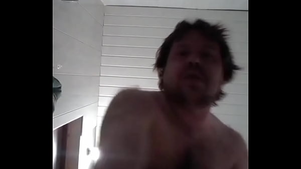 Vídeo completo: Homem gay sentiu falta do gosto de porra na boca e começou a se masturbar no banheiro!