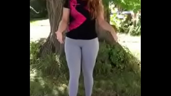 latina com calça fura buceta grande