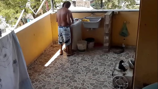 Enteada que estava lavando roupa foi Surpreendida pelo padrasto pervertido que botou ela para chutar seu pênis fuder de quatro.
