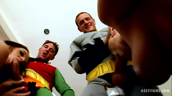 Harmonia com Poppy Morgan anal e dupla penetração com David Perry e Ian Scott 2 Girls & 2 Boys Crazy Hardcore!!, a provocação começa do lado de fora nas escadas, entrando, Batman e Robin entram no set de fora, ótimo peido de bunda, ótimo ação fuc