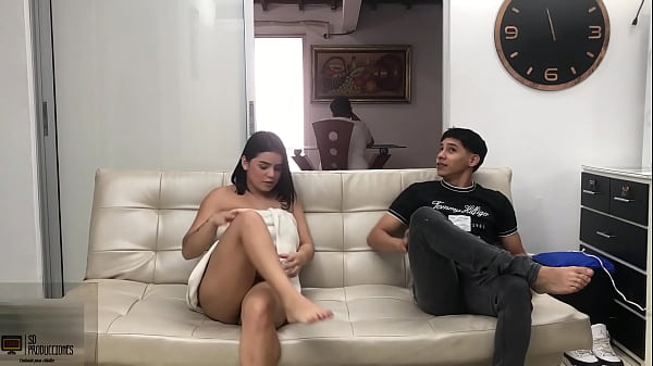 Le follo el coño a la novia de mi mejor amigo mientras el habla por teléfono