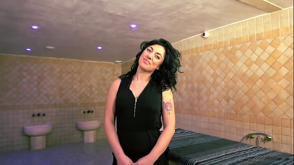 Sabrina, belle italienne, veut une bonne bite française