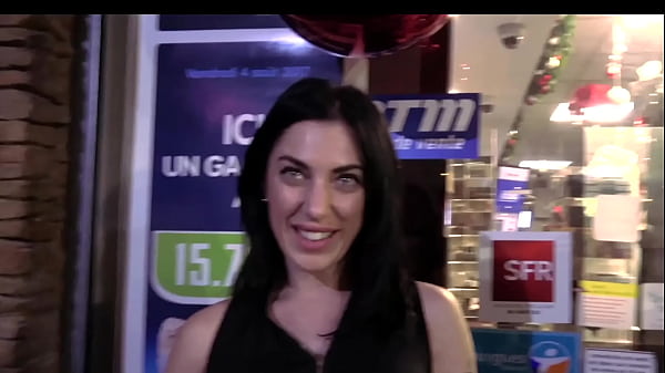 Sabrina, belle italienne, veut une bonne bite française