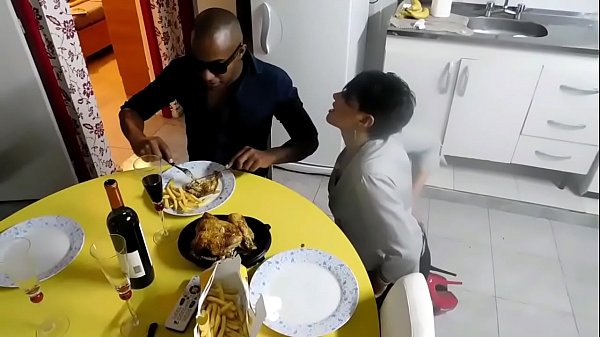 CAPÍTULO 1/6 DA SÉRIE DE FILMES - Queria ganhar uns pesos com alguns clientes e meu dono me descobriu, me ensinou educação e respeito, só tenho que foder com quem ele mandar ...