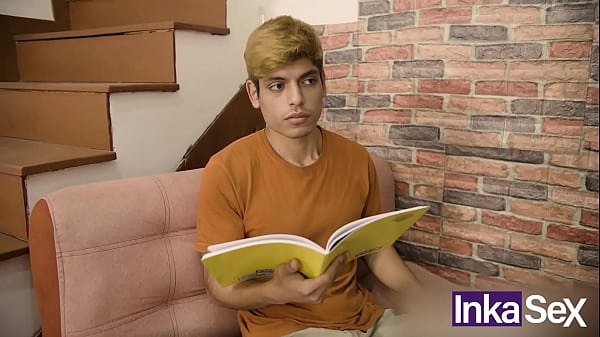 Madrastra exhibicionista se desnuda frente al amigo de su hijastro, y tiene sexo delante de él