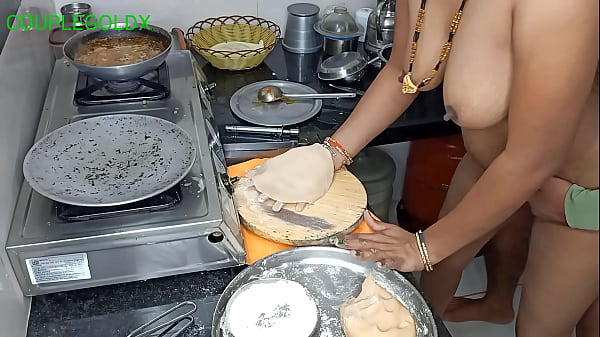 रोटी बनाते समय जोर जोर से धक्का लगाया एक साथ दो काम