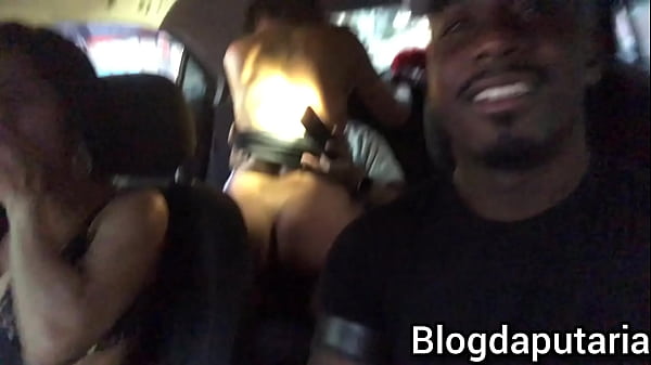Casal inventa de foder dentro do carro do casal porra loka e acabo dando merda.: