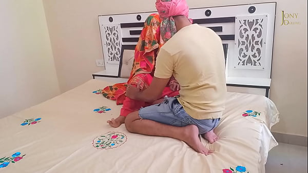 Első éjszaka az újonnan házasodott indiai gyönyörű lánnyal