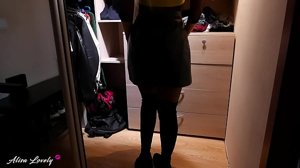 Amateurseks met een depraver buurman - Gefuckt in de kleedkamer - Alisa Lovely