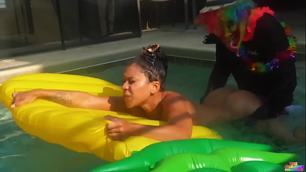 18 year old Lifeguard gets fucked for clout