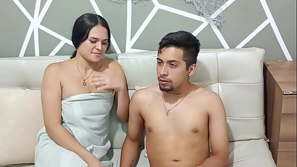 Sorprendo a mi pequeña hermanastra jugando con mi ropa interior y terminamos follando duro.