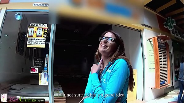 Um cinegrafista amador escolheu uma garota no shopping e a seduziu