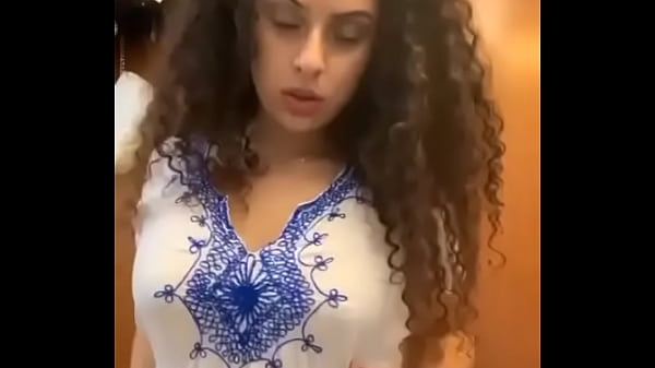 Nagymellű latin nő vetkőzik