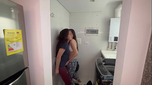 Mi novia me descubre siendo infiel en una llamada caliente mientras la tenemos en la habitación de invitados