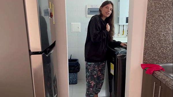 Mi novia me descubre siendo infiel en una llamada caliente mientras la tenemos en la habitación de invitados