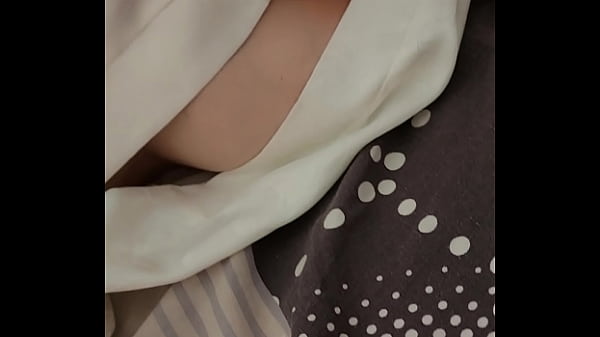 Трогаю сиськи спящей Мамы лучшего друга