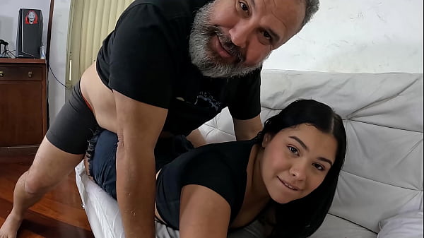 Metendo a rola na novinha sem tirar a roupa - Nicole Ventura