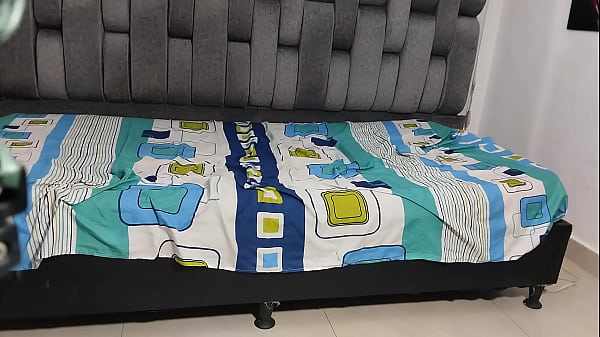 Mi hermanastra entra a mi cuarto mientras yo jugaba y me seduce y me la follo duro