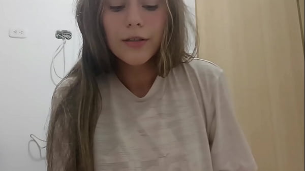 QUE RICA MAMADA LE DOY A MI HERMANASTRA Y ME LA FOLLO