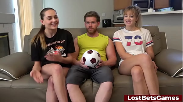 Depois de jogar strip soccer, eles vão para a piscina para se divertir um pouco com hardcode