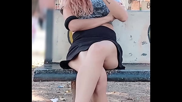 Esposa milf  cheia de tesão exibindo sua buceta em praça pública a luz do dia