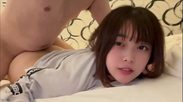 [Encontro da festa do pijama] Um casal fica obscenamente entrelaçado quando acorda de manhã. Ela tem um sorriso fofo e inocente e se procura apaixonadamente desde a manhã.