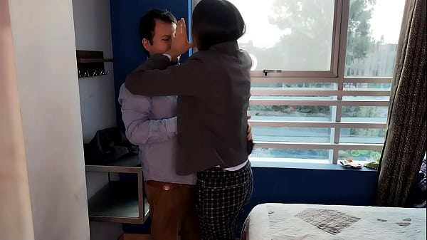 Me Mide las CUARTAS DE MI CULO, pero no se resiste el sastre y decide medir la profundidad de mi vagina con su polla, me dio por la vagina una rica enlechada