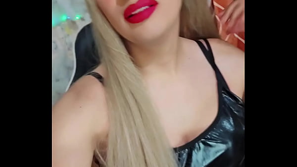 Ropa sexy masturbándome transexual