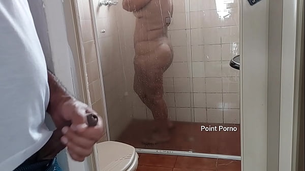 Anyám fürdés közben nyitva hagyja az ajtót