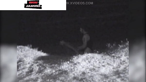 Filmei um casal fazendo sexo na praia a noite. Um segurança botou eles pra correr