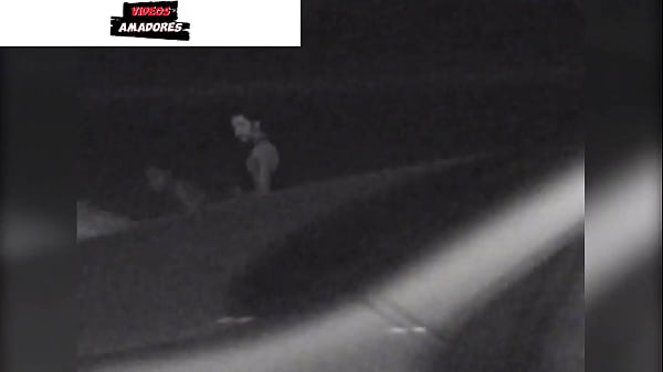 Filmei um casal fazendo sexo na praia a noite. Um segurança botou eles pra correr