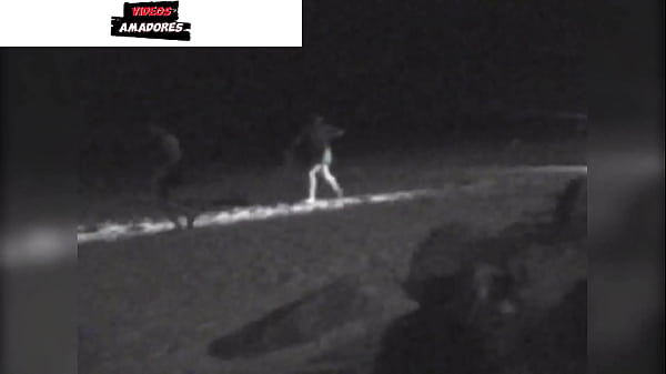 Filmei um casal fazendo sexo na praia a noite. Um segurança botou eles pra correr
